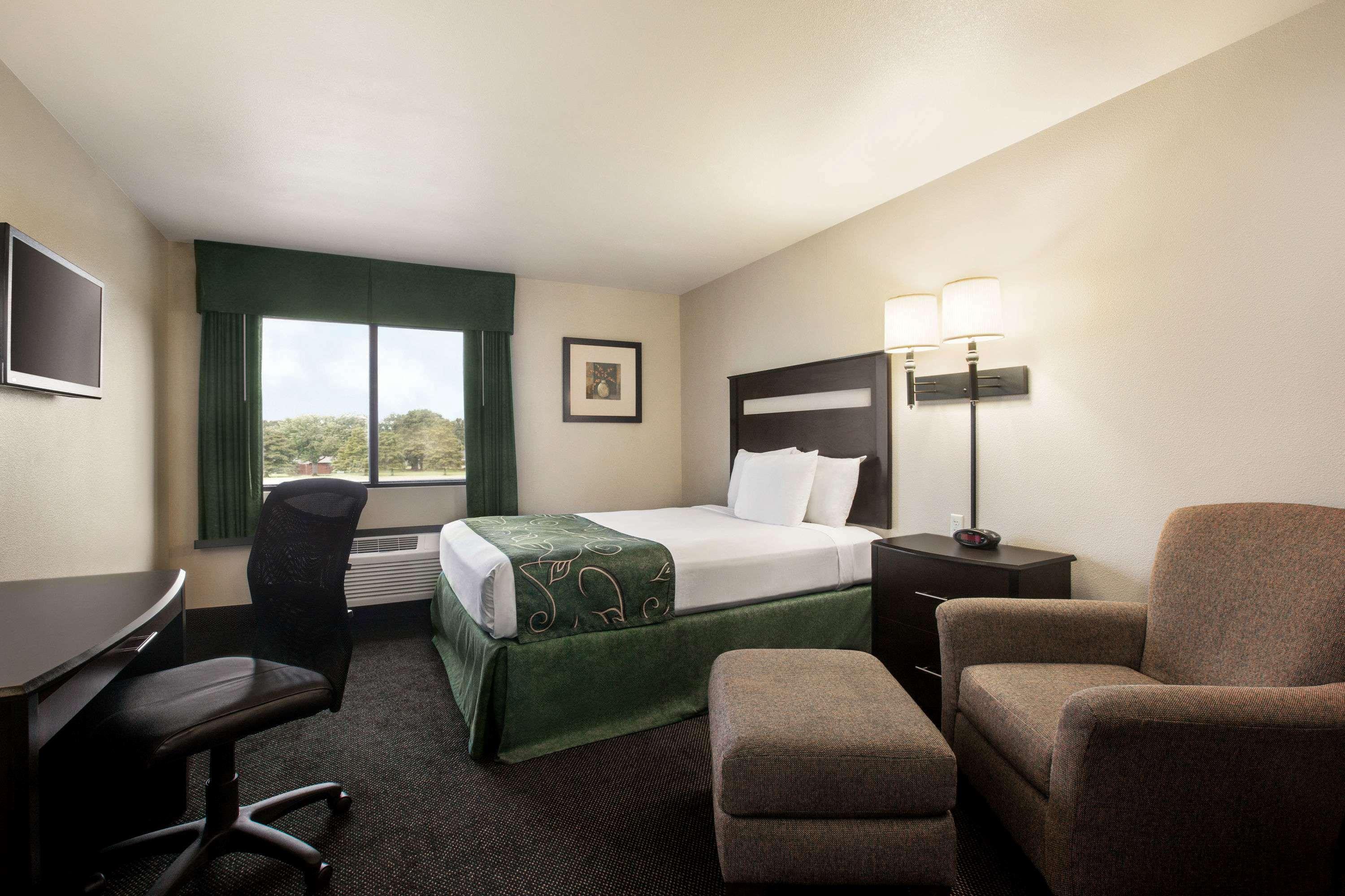 Travelodge By Wyndham Livonia Exterior foto