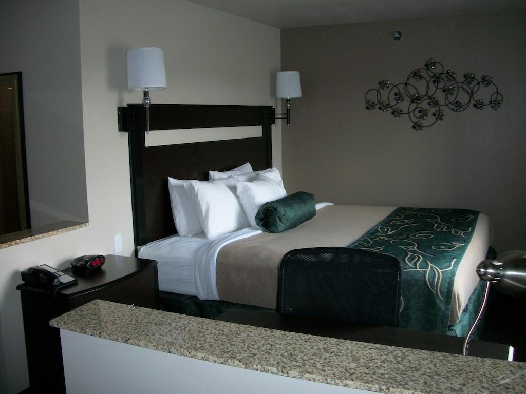Travelodge By Wyndham Livonia Exterior foto